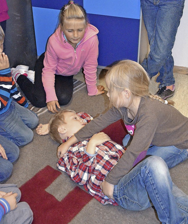 Die Kinder ben die stabile Seitenlage.   | Foto: Susanne Himmelsbach