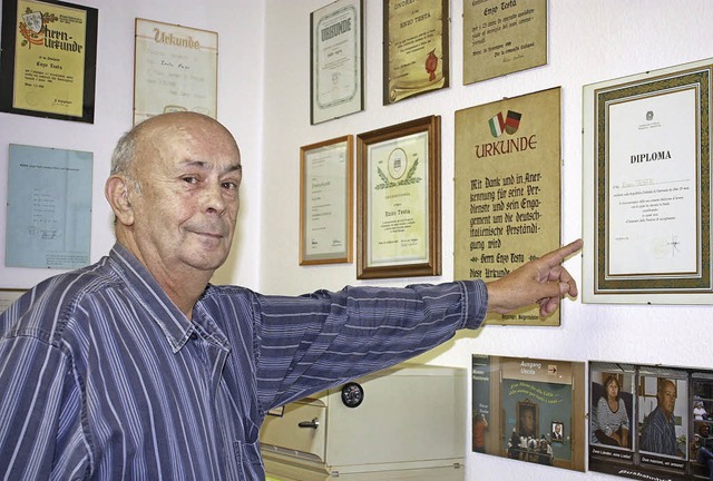 Zahlreiche Urkunden an der Wand seines... das deutsch-italienische Verhltnis.   | Foto: Barbara Schmidt