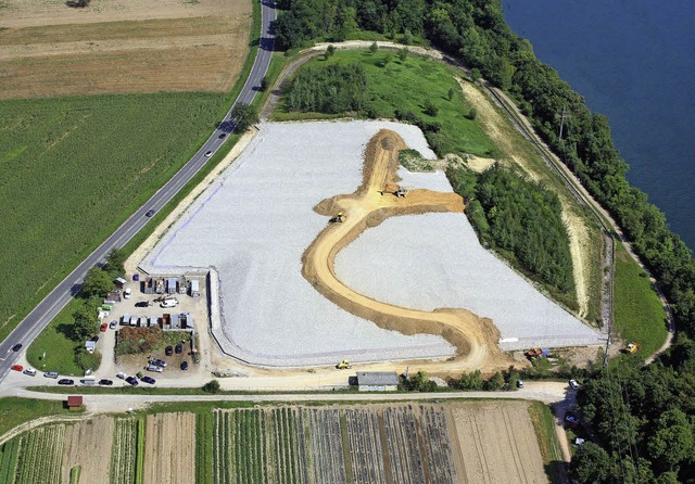 Die Deponie in Herten, zwischen Rhein ...rden Knstler eine Echse modellieren.   | Foto: Erich Meyer