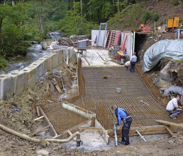 Das Einlassbauwerk nimmt immer mehr Fo...flieen. Nur  die Technik fehlt noch.   | Foto: dirk sattelberger