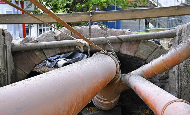 Bei der Sandsteinbogenbrcke in Nollin...rd das Wasser durch Rohre abgeleitet.   | Foto: Privat