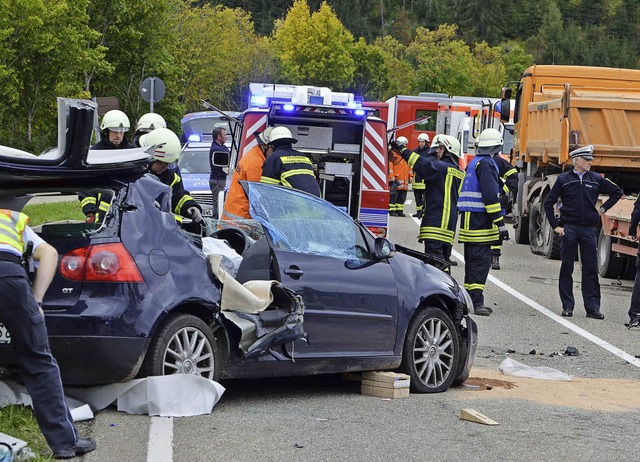 Die Insassen des Unfallwagens mussten von der Feuerwehr befreit werden.   | Foto: Kamera 24