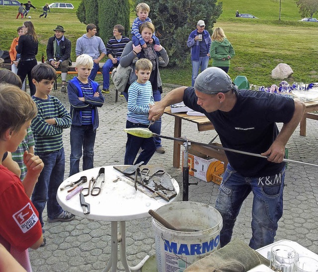 Glasblser Radek zog vor allem die jun... den bunten Glasformen in seinen Bann.  | Foto: Tina Httich