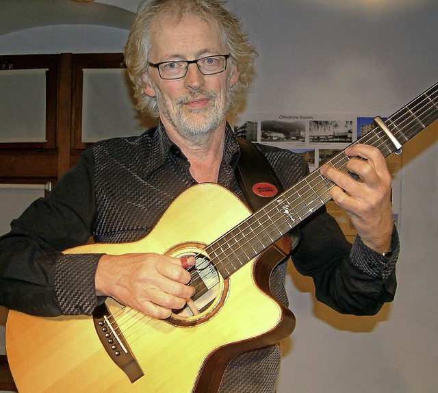 Ein Knstler auf der Gitarre: Ulli Bg... seinem Konzert im Wehrer Storchehus.   | Foto: Roswitha Frey