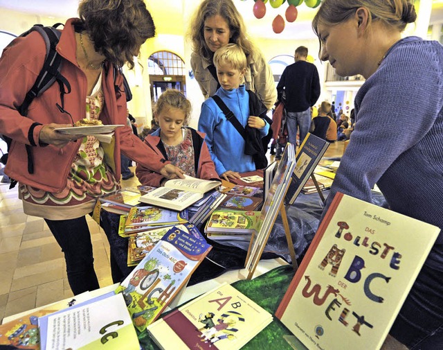 Bcher berall: Tische von Buchhandlungen im Foyer.   | Foto: rita eggstein