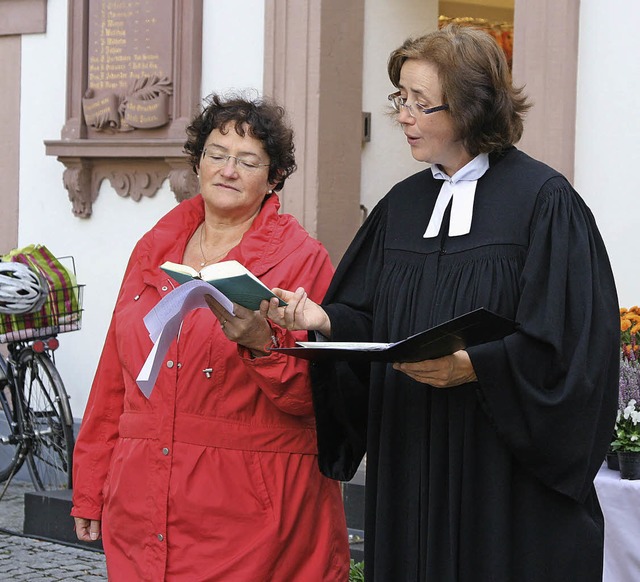 Mechthild Siebold (links) und Susanne ...Andacht auf dem Stettener Wochenmarkt.  | Foto: Katharina Bartsch