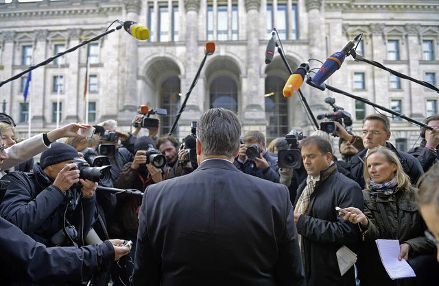 Stellte sich der Presse, sagte aber wenig: SPD-Chef Sigmar Gabriel   | Foto: afp