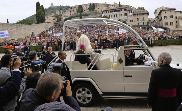 Papst Franziskus hlt auerhalb Assisi... Messe. 50000 Menschen sind gekommen.   | Foto: AFP