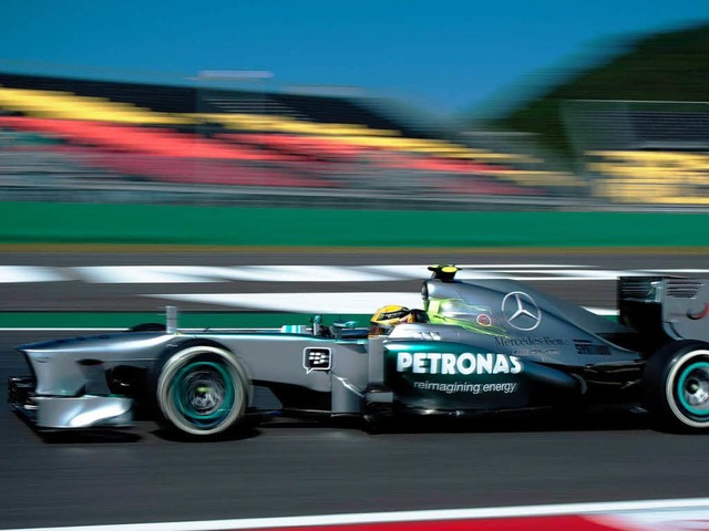 Schnell, schneller, Lewis Hamilton: Au...Brite im Silberpfeil zu Hochform auf.   | Foto: AFP