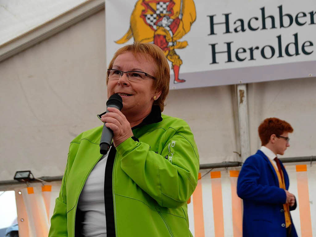 Hannelore Reinbold-Mench, stellvertretende Vorsitzende des Naturparkmarktes, erffnet das Hrdepflfeschd ganz formell und erzhlt, was es mit dem Landschaftsschutz mit Messer und Gabel auf sich hat.