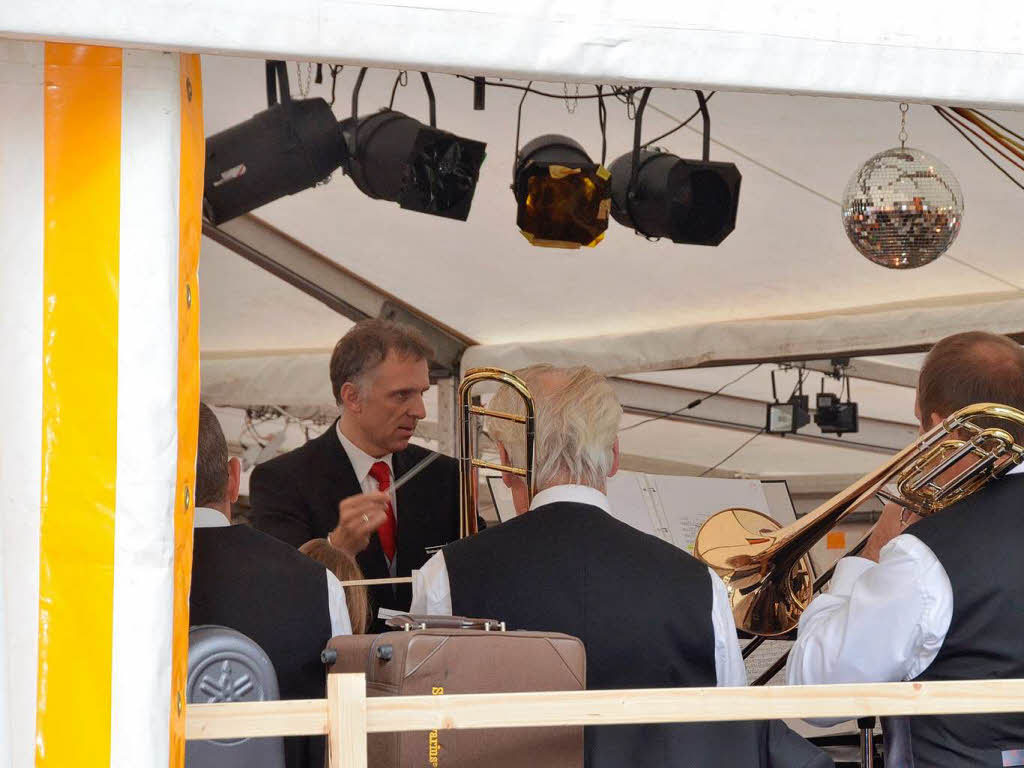 Die Stadtmusik gab ein richtiges Blasmusikkonzert auf der Bhne im Festzelt. Links Dirigent Stefan Rinklin