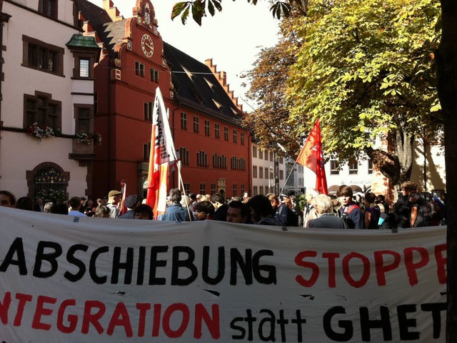 Die Demonstration vor dem Freiburger Rathaus.  | Foto: Simone Hhl