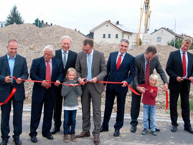 Mit einer kleinen Feier wurde das Baug...nd einigen Kindern offiziell erffnet.  | Foto: Hans-Jochen Voigt