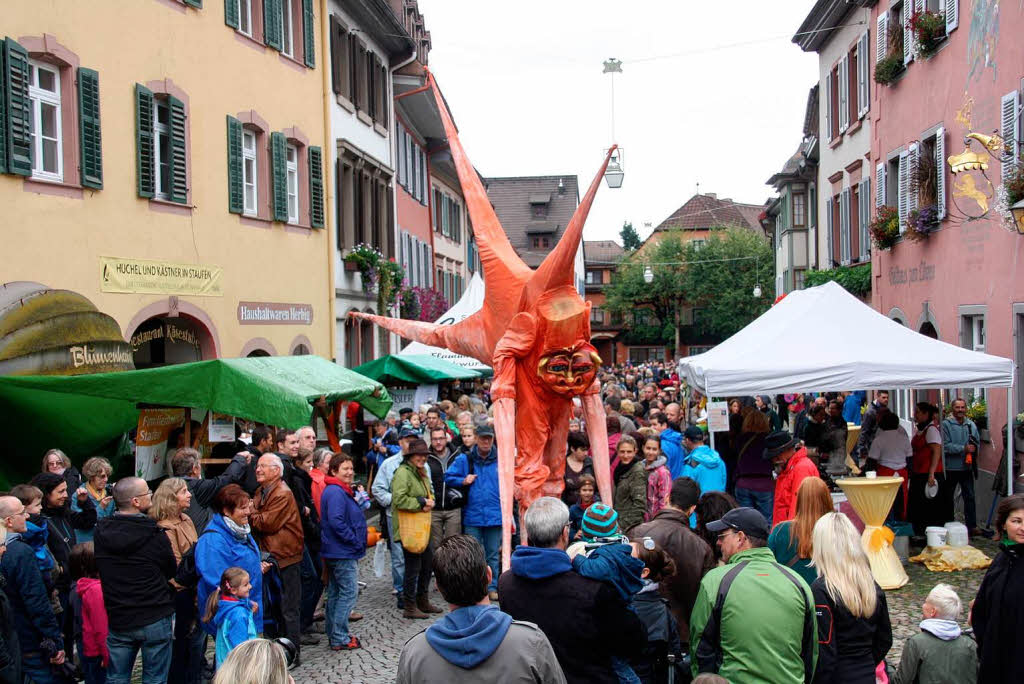 Ebenso unheimliche wie skurrile Fantasiewesen bevlkerten die historische Altstadt am verkaufsoffenen Sonntag .