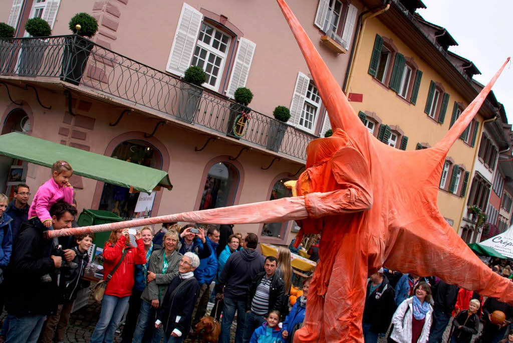 Ebenso unheimliche wie skurrile Fantasiewesen bevlkerten die historische Altstadt am verkaufsoffenen Sonntag .