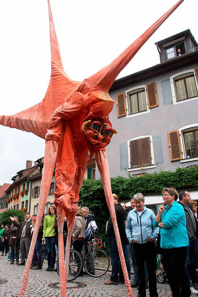 Ebenso unheimliche wie skurrile Fantasiewesen bevlkerten die historische Altstadt am verkaufsoffenen Sonntag .