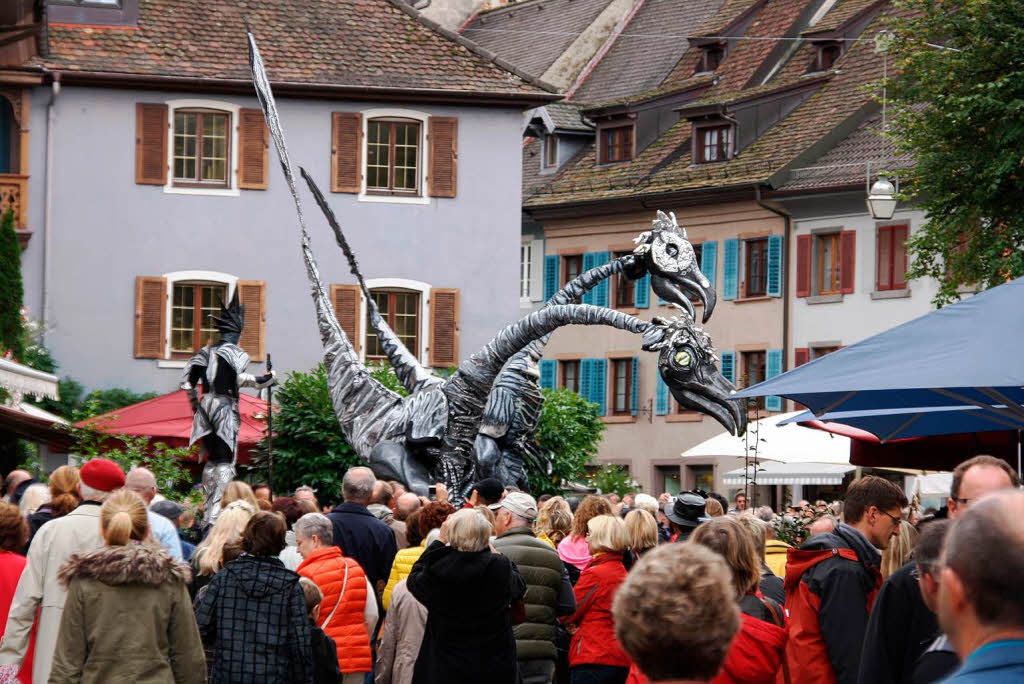 Ebenso unheimliche wie skurrile Fantasiewesen bevlkerten die historische Altstadt am verkaufsoffenen Sonntag .