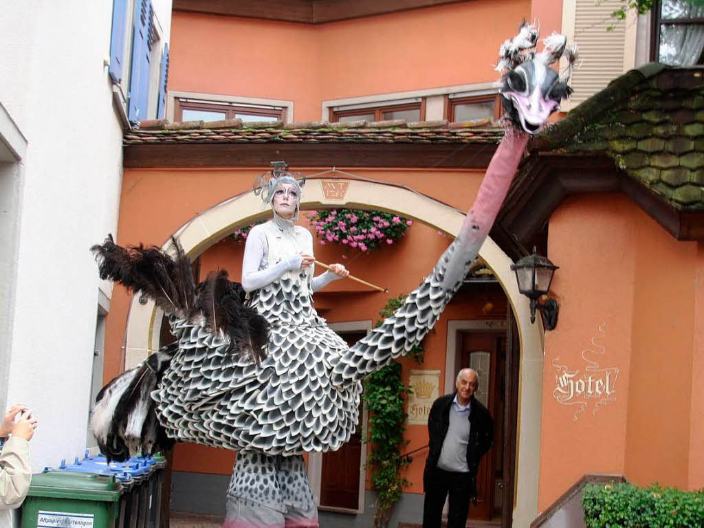 Ebenso unheimliche wie skurrile Fantasiewesen bevlkerten die historische Altstadt am verkaufsoffenen Sonntag .