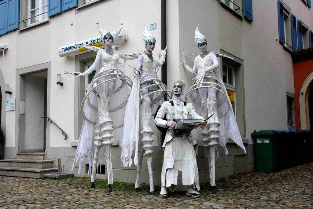 Ebenso unheimliche wie skurrile Fantasiewesen bevlkerten die historische Altstadt am verkaufsoffenen Sonntag .