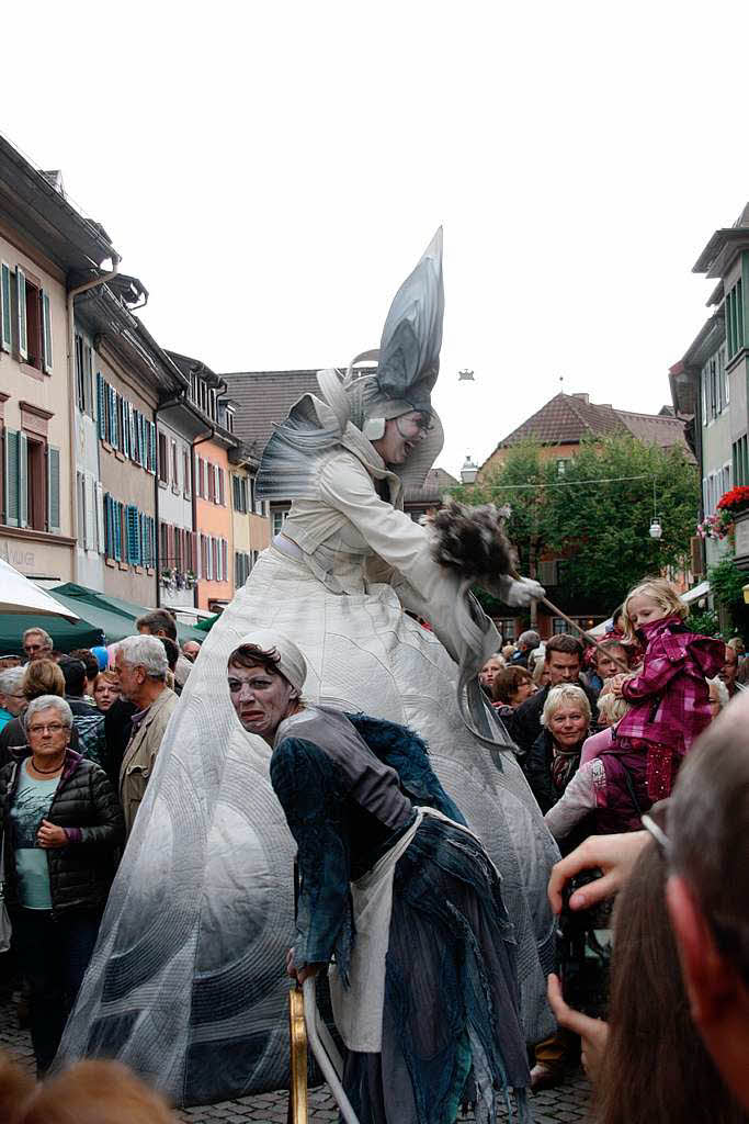 Ebenso unheimliche wie skurrile Fantasiewesen bevlkerten die historische Altstadt am verkaufsoffenen Sonntag .