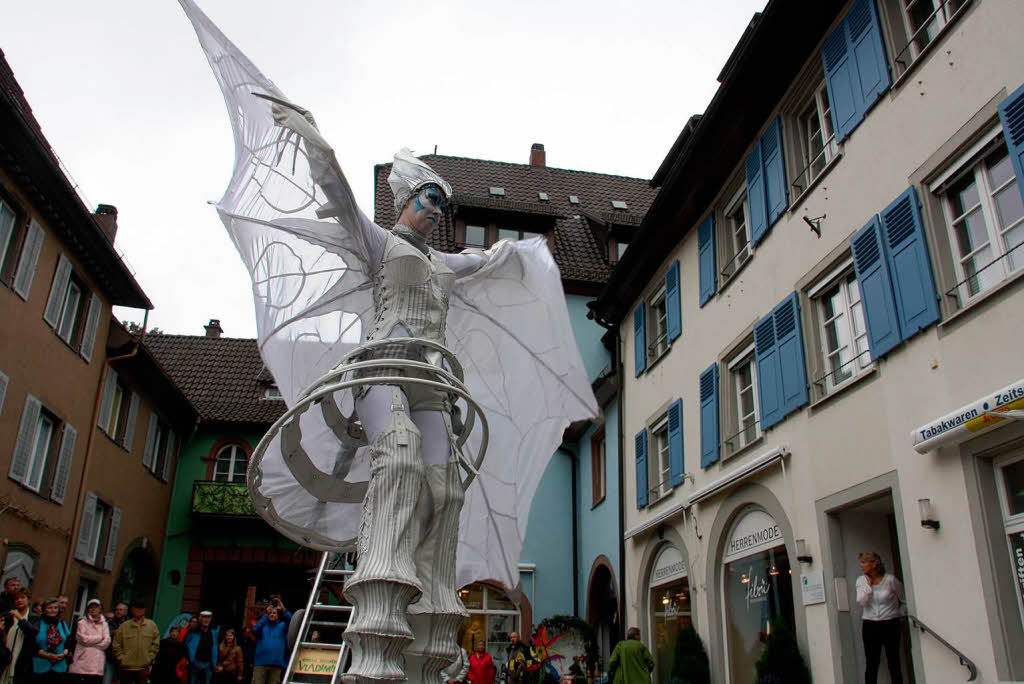 Ebenso unheimliche wie skurrile Fantasiewesen bevlkerten die historische Altstadt am verkaufsoffenen Sonntag .