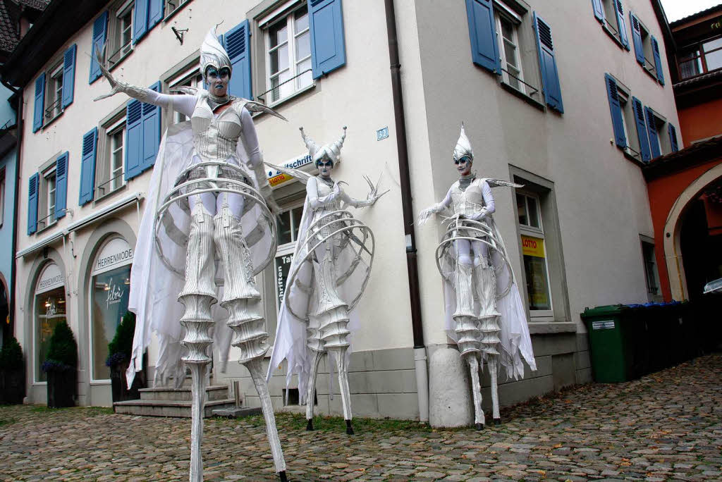 Ebenso unheimliche wie skurrile Fantasiewesen bevlkerten die historische Altstadt am verkaufsoffenen Sonntag .