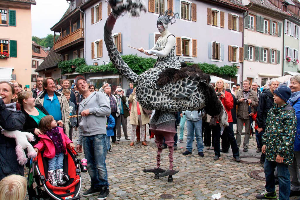 Ebenso unheimliche wie skurrile Fantasiewesen bevlkerten die historische Altstadt am verkaufsoffenen Sonntag .