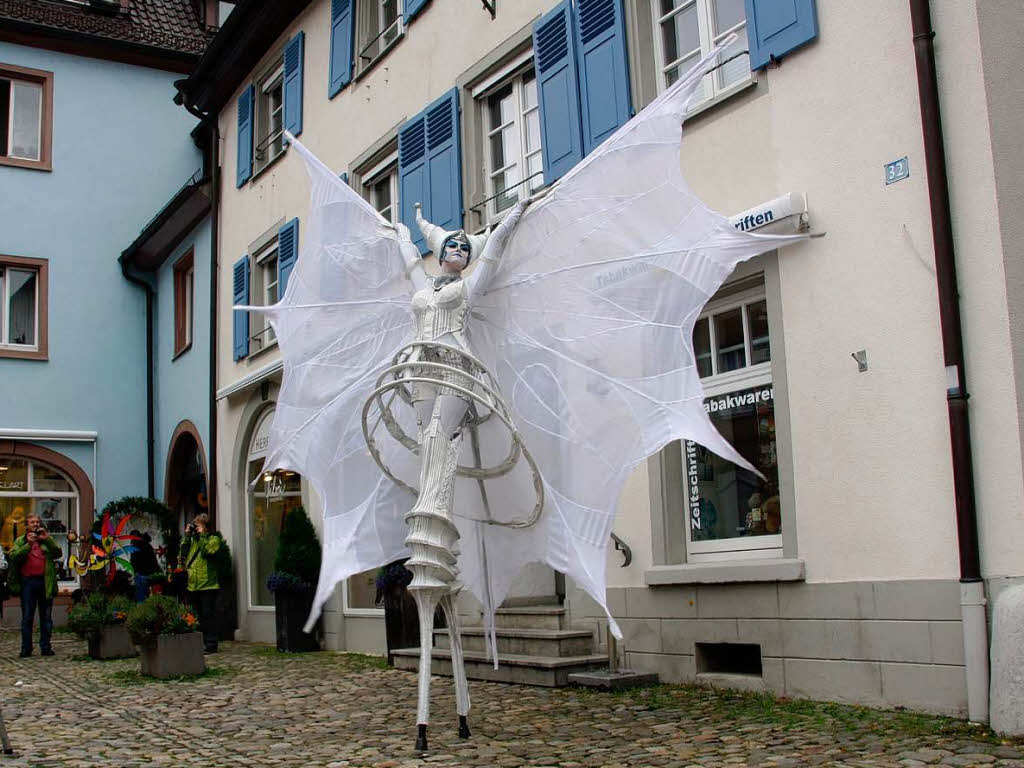 Ebenso unheimliche wie skurrile Fantasiewesen bevlkerten die historische Altstadt am verkaufsoffenen Sonntag .