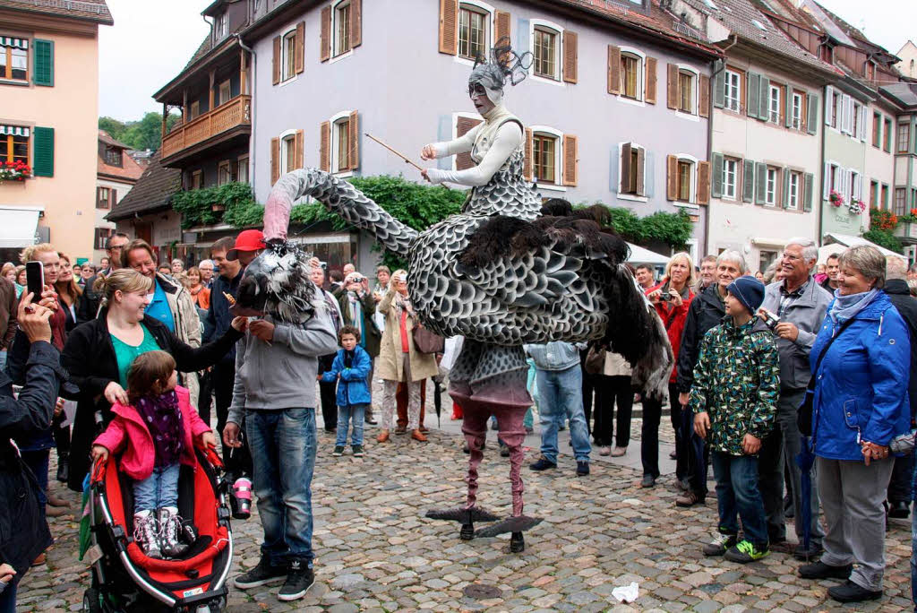 Ebenso unheimliche wie skurrile Fantasiewesen bevlkerten die historische Altstadt am verkaufsoffenen Sonntag .