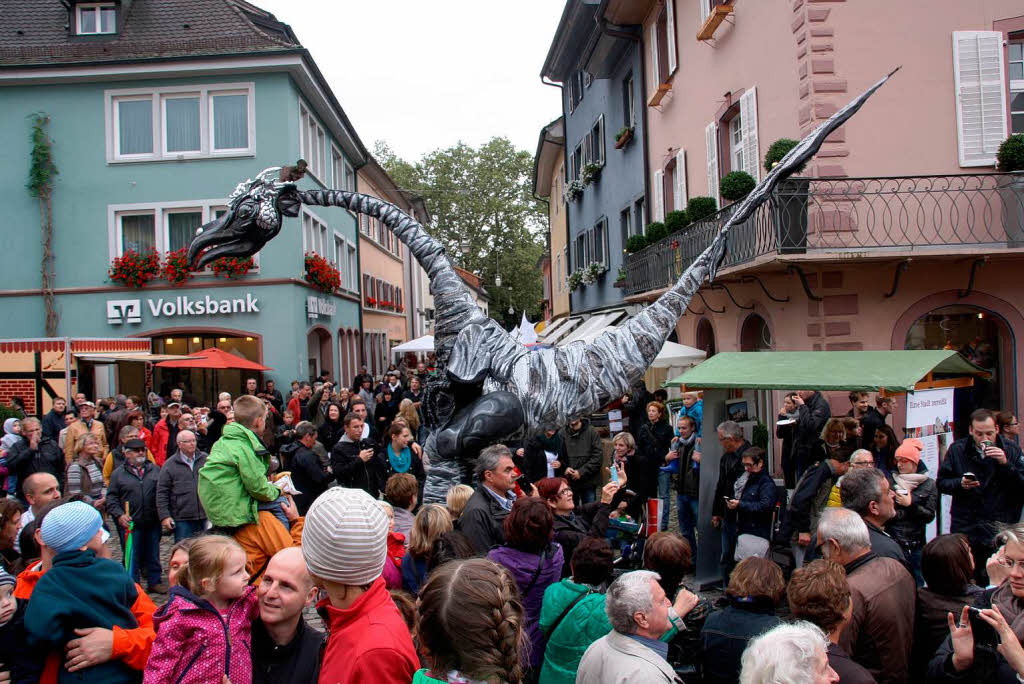 Ebenso unheimliche wie skurrile Fantasiewesen bevlkerten die historische Altstadt am verkaufsoffenen Sonntag .