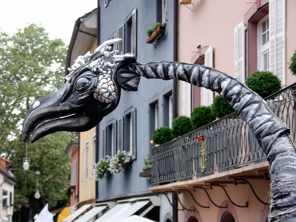 Ebenso unheimliche wie skurrile Fantasiewesen bevlkerten die historische Altstadt am verkaufsoffenen Sonntag .