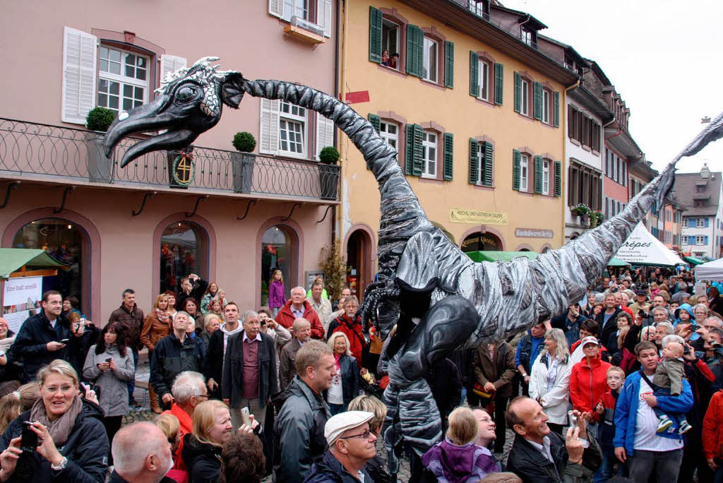 Ebenso unheimliche wie skurrile Fantasiewesen bevlkerten die historische Altstadt am verkaufsoffenen Sonntag .