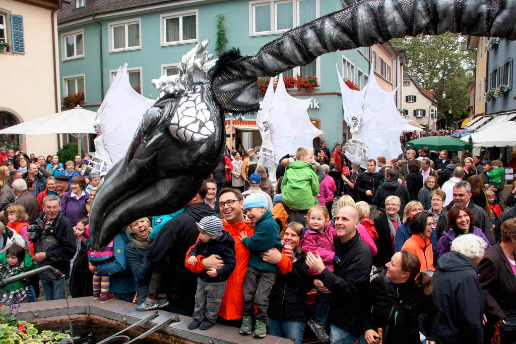 Ebenso unheimliche wie skurrile Fantasiewesen bevlkerten die historische Altstadt am verkaufsoffenen Sonntag .