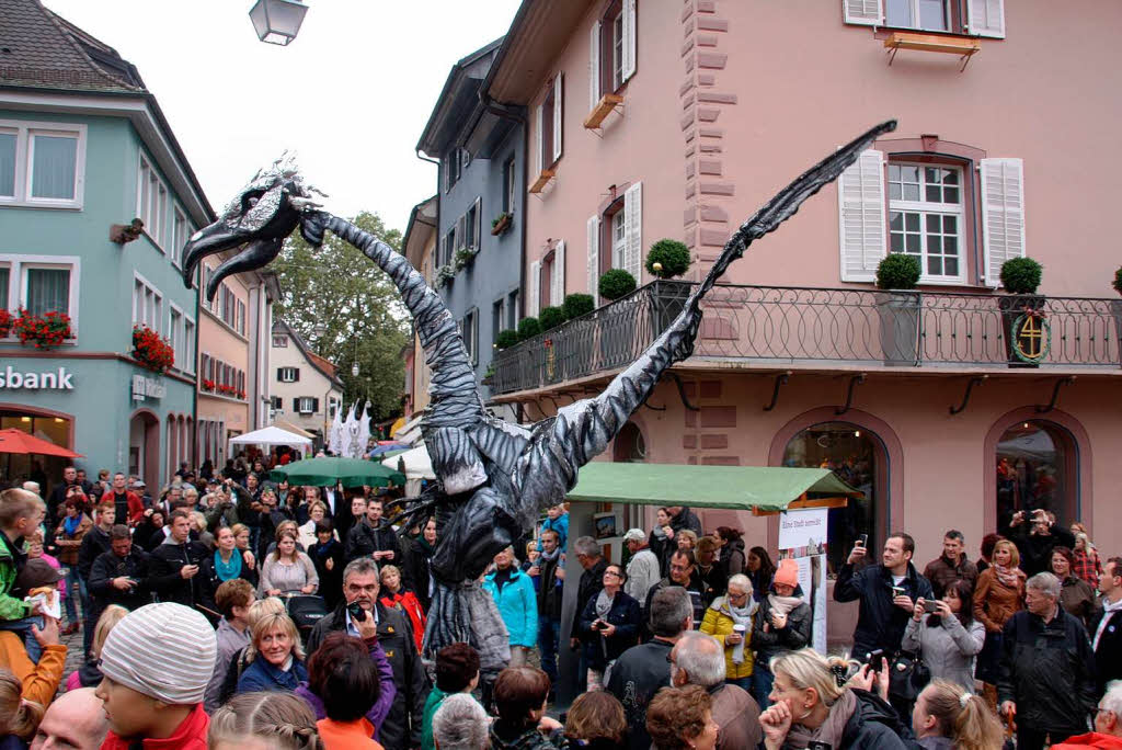 Ebenso unheimliche wie skurrile Fantasiewesen bevlkerten die historische Altstadt am verkaufsoffenen Sonntag .