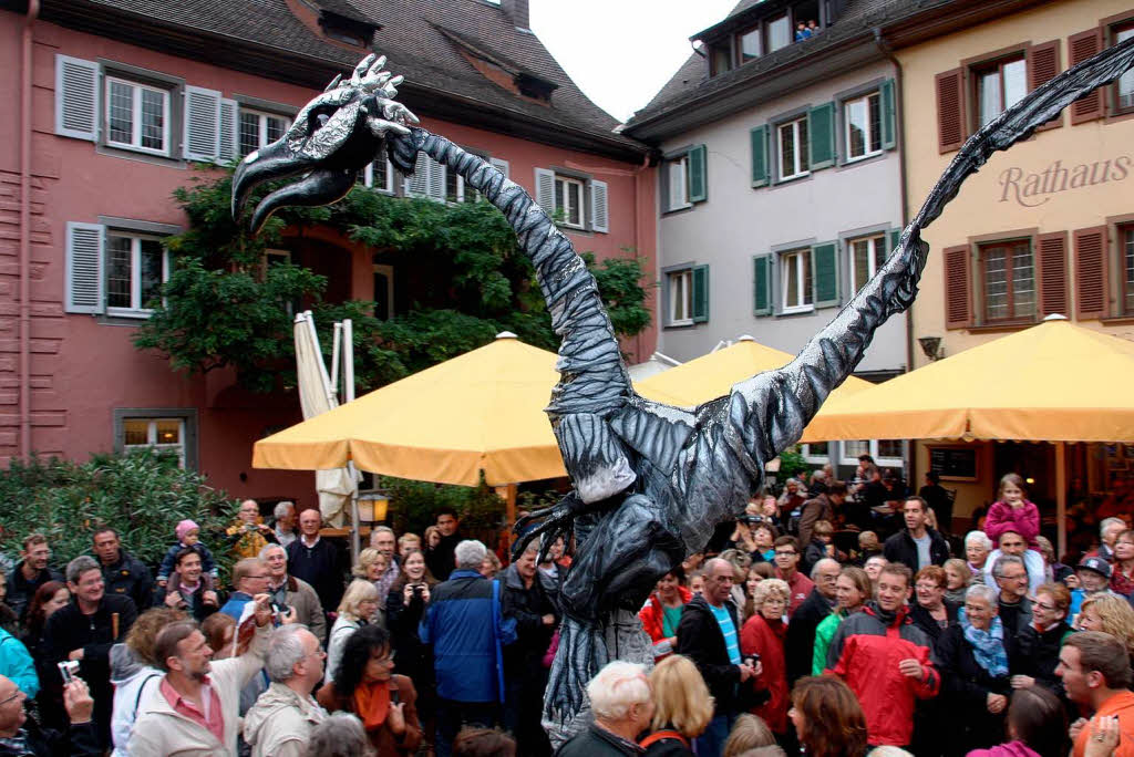 Ebenso unheimliche wie skurrile Fantasiewesen bevlkerten die historische Altstadt am verkaufsoffenen Sonntag .