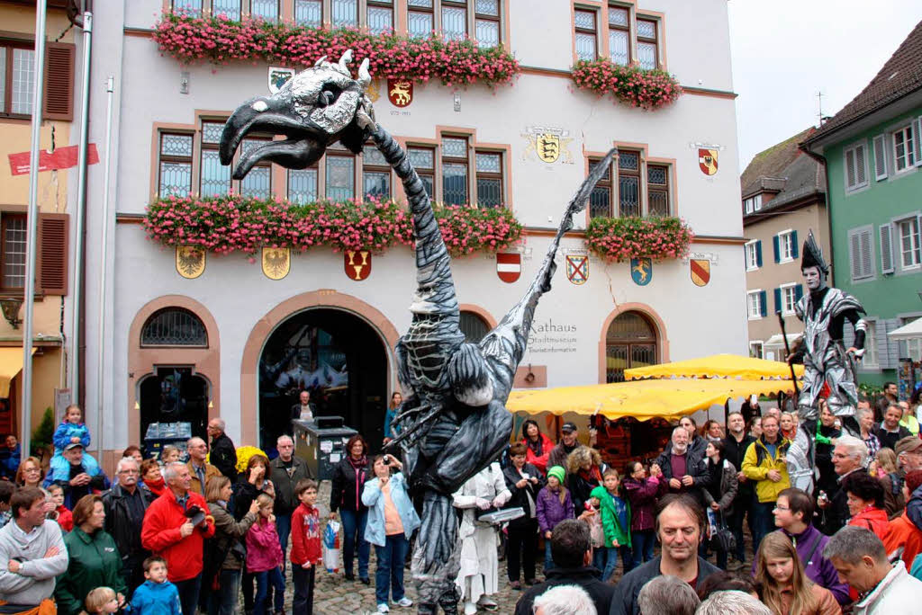 Ebenso unheimliche wie skurrile Fantasiewesen bevlkerten die historische Altstadt am verkaufsoffenen Sonntag .