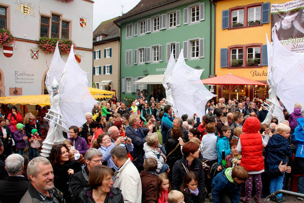 Ebenso unheimliche wie skurrile Fantasiewesen bevlkerten die historische Altstadt am verkaufsoffenen Sonntag .