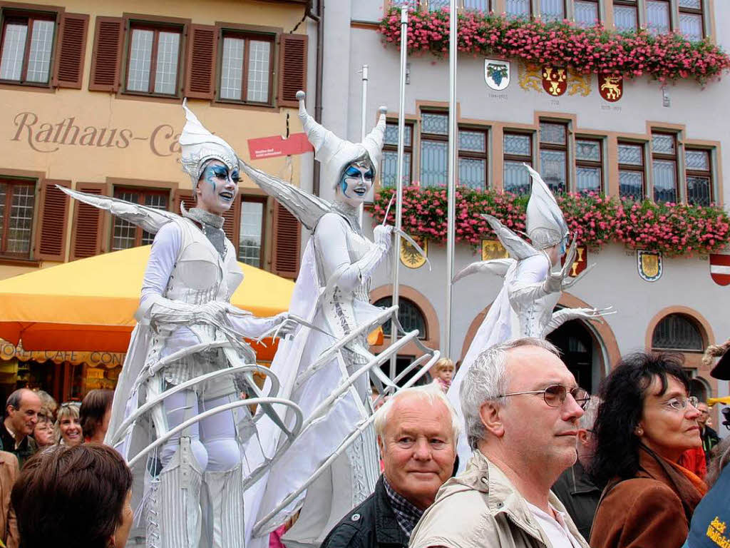 Ebenso unheimliche wie skurrile Fantasiewesen bevlkerten die historische Altstadt am verkaufsoffenen Sonntag .