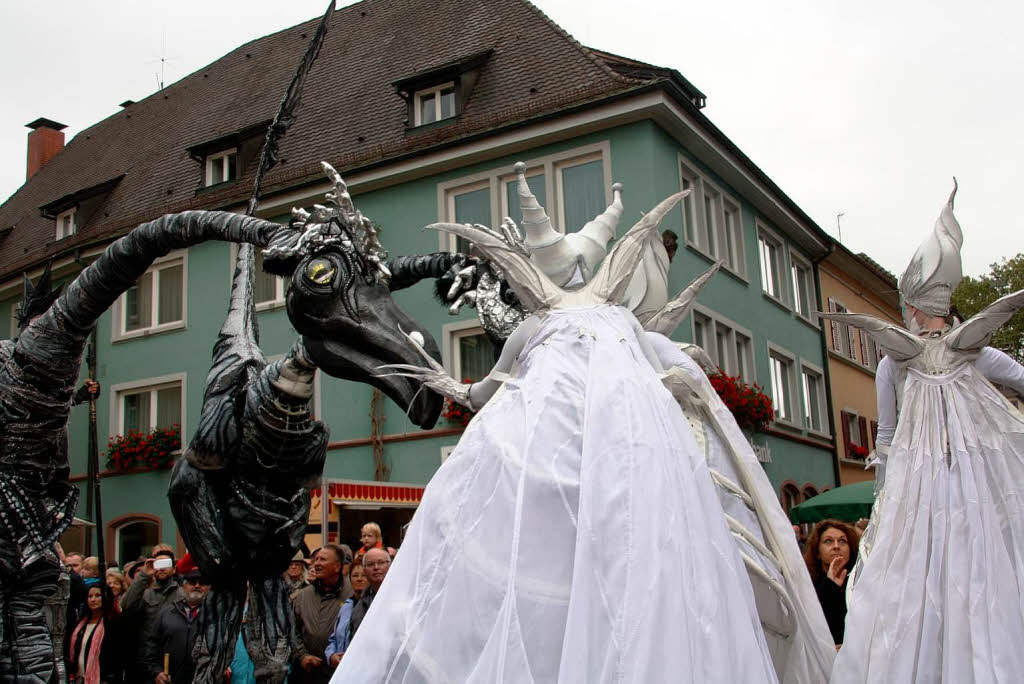 Ebenso unheimliche wie skurrile Fantasiewesen bevlkerten die historische Altstadt am verkaufsoffenen Sonntag .