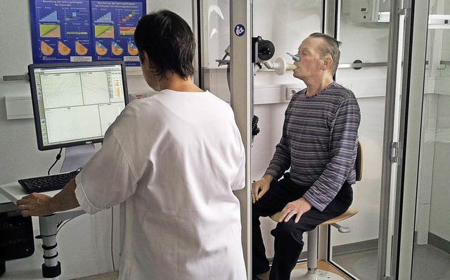 Untersuchung mit dem Bodyplethysmograp...&#8220;) im Bruder-Klaus-Krankenhaus.   | Foto: BKK-Klinikum
