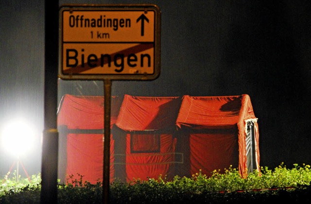 Ein Zelt sicherte den Tatort am Ortsrand von Biengen.  | Foto: A. huber