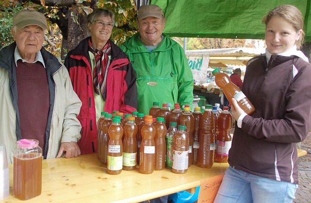 Walter Wuchner, Ruth Bernhard und Kurt...ssanten mit frisch gepresstem Smost.  | Foto: Petra Wunderle