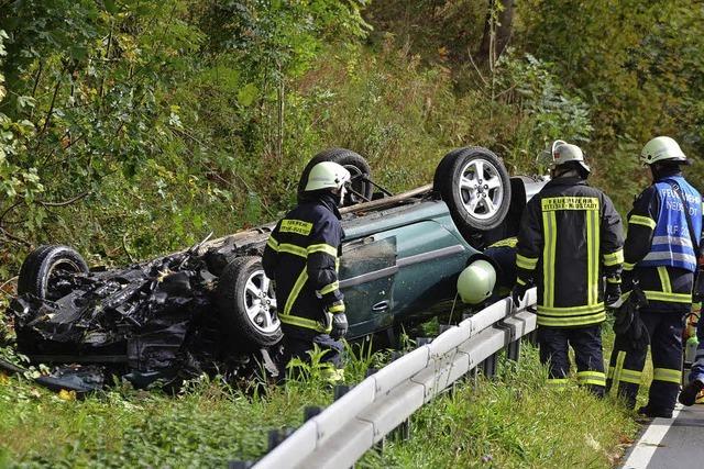 Frau im Auto berschlgt sich