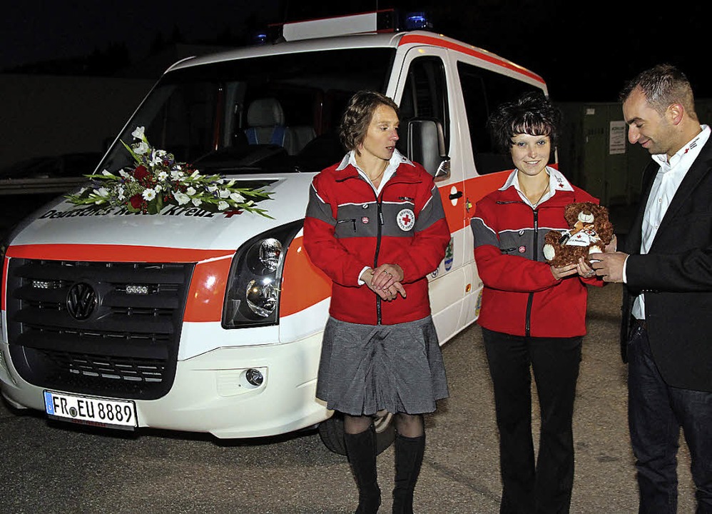 Silke Marschall (links) bergibt die F...Marion Benitz und Patrick Preisinger.   | Foto: Eva Korinth