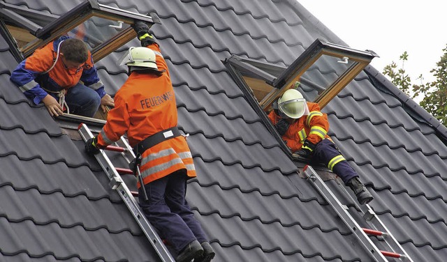 Die Herrischrieder Feuerwehr simuliert...ng von Personen ber ein Dachfenster.   | Foto: hrvoje miloslavic