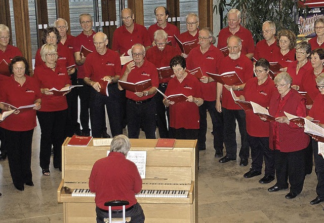 Der gemischte Chor der Concordia (link...n rund 300 Gsten das Wochenprogramm.   | Foto: Frank Kiefer