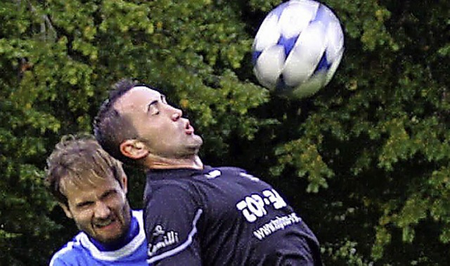 DJK-Kapitn Tolga Selcuk (rechts) behauptet den Ball.   | Foto: Reinhardt