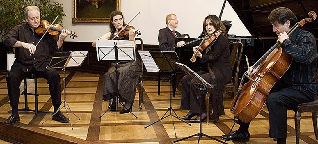 Kaisersaal-Konzert 2009:  Martin Ostertag (rechts) und Ensemble  | Foto: Pro