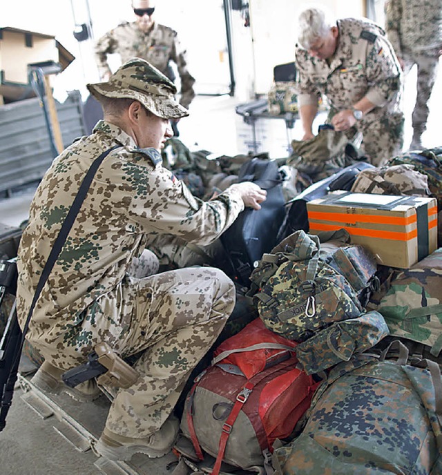 Packen vor dem Heimflug: deutsche Soldaten in Kundus   | Foto: dpa