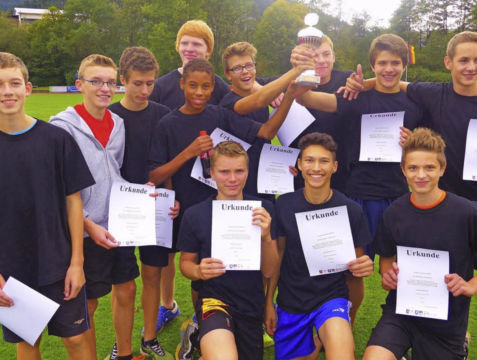 Riesenfreude herrschte bei der  U-16-J...rke in der Leichtathletik in Neustadt.  | Foto: Marchlewski